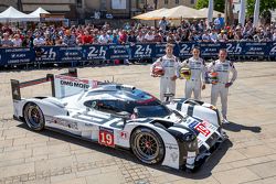 #19 Porsche Team Porsche 919 Hybrid: Nico Hulkenberg, Nick Tandy, Earl Bamber