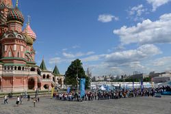 Fans in front of the Kremlin