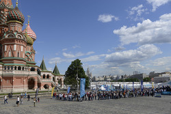 Fans in front of the Kremlin