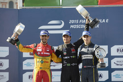 Podium: El ganador de la carrera, Nelson Piquet Jr., segundo lugar, Lucas di Grassi, tercer lugar, S