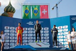 Podium: El ganador de la carrera, Nelson Piquet Jr., segundo lugar, Lucas di Grassi, tercer lugar, Sébastien Buemi