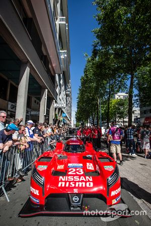 #23 Nissan Motorsports Nissan GT-R LM NISMO