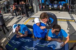 Le commentateur des 24h du Mans Bruno Vandestick avec le pilote KCMG Nicolas Lapierre