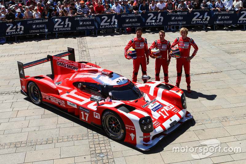 #17 Porsche Team Porsche 919 Hybrid: Timo Bernhard, Mark Webber, Brendon Hartley