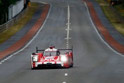 #17 Porsche Team Porsche 919 Hybrid: Timo Bernhard, Mark Webber, Brendon Hartley