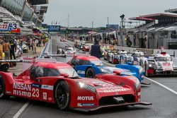 Nissan Motorsports: Alex Buncombe viendo el comienzo de la Práctica del miércoles con otros pilotos