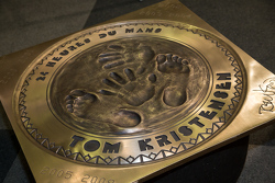 Tom Kristensen dévoile sa plaque, contenant l'empreinte de sa main et de son pied
