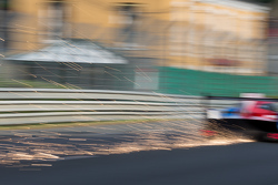 Искры летят из под машины #21 Nissan Motorsports Nissan GT-R LM NISMO: Цугио Мацуда, Лукас Ордонес, Марк Шульжицкий