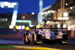 #19 Porsche Team Porsche 919 Hybrid: Nico Hulkenberg, Nick Tandy, Earl Bamber