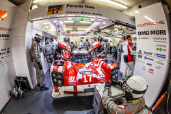 #17 Porsche Team Porsche 919 Hybrid: Timo Bernhard, Mark Webber, Brendon Hartley