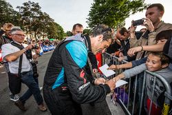 #77 Dempsey Proton Competition Porsche 911 RSR: Patrick Dempsey with his fans