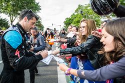 #77 Dempsey Proton Competition Porsche 911 RSR: Patrick Dempsey with his fans
