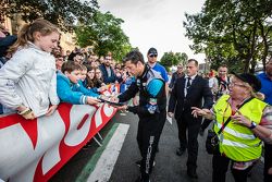 #77 Dempsey Proton Competition Porsche 911 RSR: Patrick Dempsey with his fans