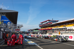 Los autos se alinean en el pit lane para el calentamiento del sábado