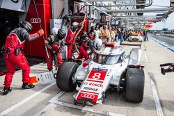 #8 Audi Sport Team Joest Audi R18 e-tron quattro: Lucas di Grassi, Loic Duval, Oliver Jarvis in the pits with damage