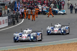 #2 Toyota Racing Toyota TS040 Hybrid: Alexander Wurz, Stéphane Sarrazin, Mike Conway rueda fuera de