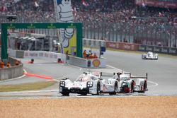 #19 Porsche Team Porsche 919 Hybrid: Nico Hulkenberg, Nick Tandy, Earl Bamber, #9 Audi Sport Team Joest Audi R18 e-tron quattro: René Rast, Filipe Albuquerque, Marco Bonanomi
