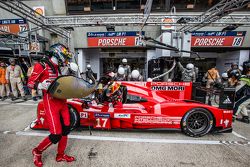 Pit stop for #17 Porsche Team Porsche 919 Hybrid: Timo Bernhard, Mark Webber, Brendon Hartley