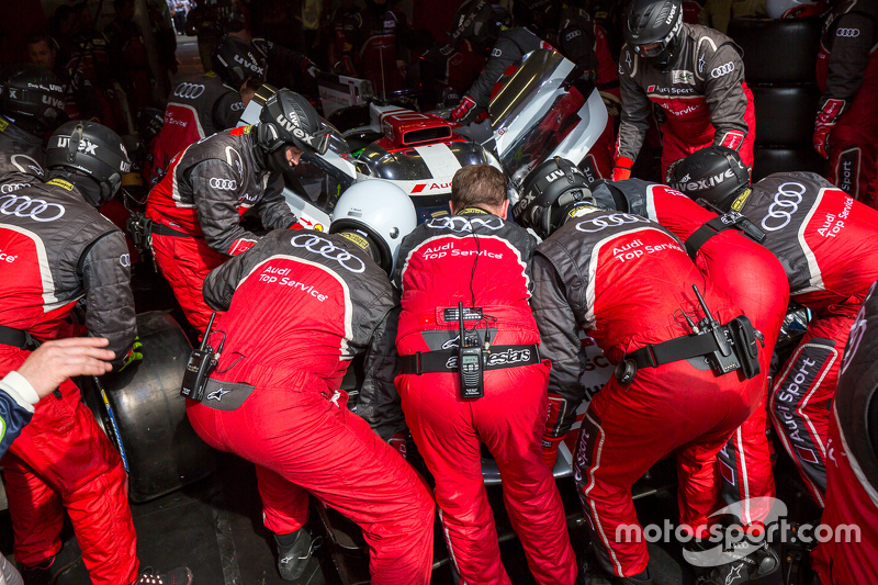 2015 год. Механики Audi Sport Team Joest у автомобиля Audi R18 e-tron quattro Лукаса ди Грасси, Лоика Дюваля и Оливера Джарвиса