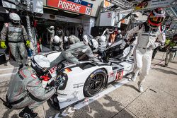 Arrêt au stand pour la #19 Porsche Team Porsche 919 Hybrid: Nico Hulkenberg, Nick Tandy, Earl Bamber