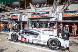 Pit stop for #19 Porsche Team Porsche 919 Hybrid: Nico Hulkenberg, Nick Tandy, Earl Bamber