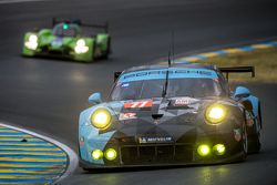 #77 Dempsey Proton Competition Porsche 911 RSR: Патрик Демпси, Патрик Лонг, Марко Зеефрид