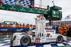 Vencedores #19 Porsche Team Porsche 919 Hybrid: Nico Hulkenberg, Nick Tandy, Earl Bamber comemoram