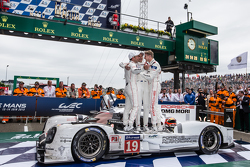 Parc fermé: Los ganadores #19 Porsche Team Porsche 919 Hybrid: Nico Hulkenberg, Nick Tandy, Earl Ba