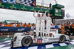 Vencedores #19 Porsche Team Porsche 919 Hybrid: Nico Hulkenberg, Nick Tandy, Earl Bamber comemoram