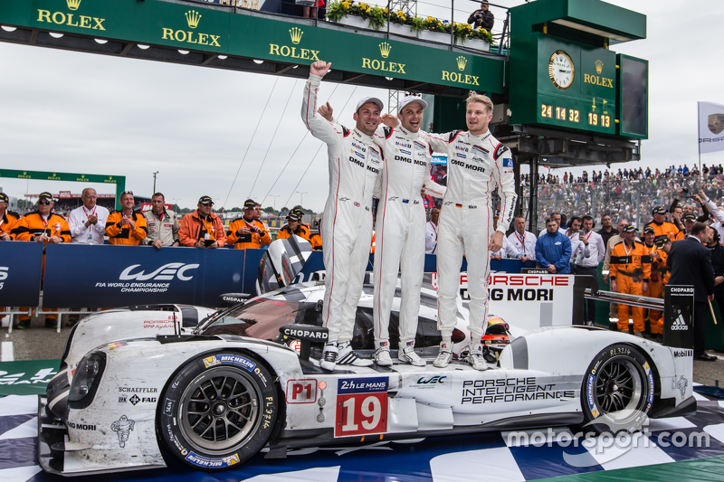 Parc fermé: racewinnaars #19 Porsche Team Porsche 919 Hybrid: Nico Hulkenberg, Nick Tandy, Earl Bamb