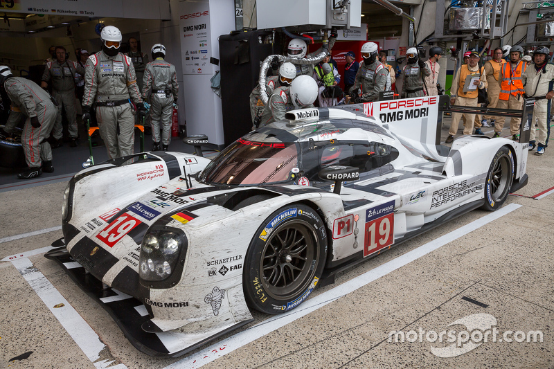 Splash, dan dash for the #19 Porsche Team Porsche 919 Hybrid: Nico Hulkenberg, Nick Tandy, Earl Bamber