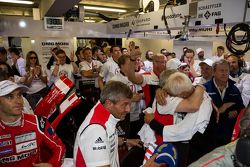 Porsche feiert den Le-Mans-Sieg in der Garage