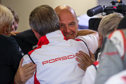 Dr. Wolfgang Ullrich of Audi Sport Team Joest parabeniza diretores da Porsche Team após a vitória em Le Mans