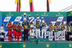 Podium LMP1 : les vainqueurs, Porsche Team : Nico Hulkenberg, Nick Tandy, Earl Bamber, les deuxièmes, Porsche Team : Timo Bernhard, Mark Webber, Brendon Hartley, les troisièmes, Audi Sport Team Joest Audi R18 e-tron quattro : Marcel Fässler, Andre Lottere