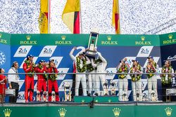 LMP1 podium: Ganadores Porsche Team: Nico Hulkenberg, Nick Tandy, Earl Bamber, segundo lugar, Porsch