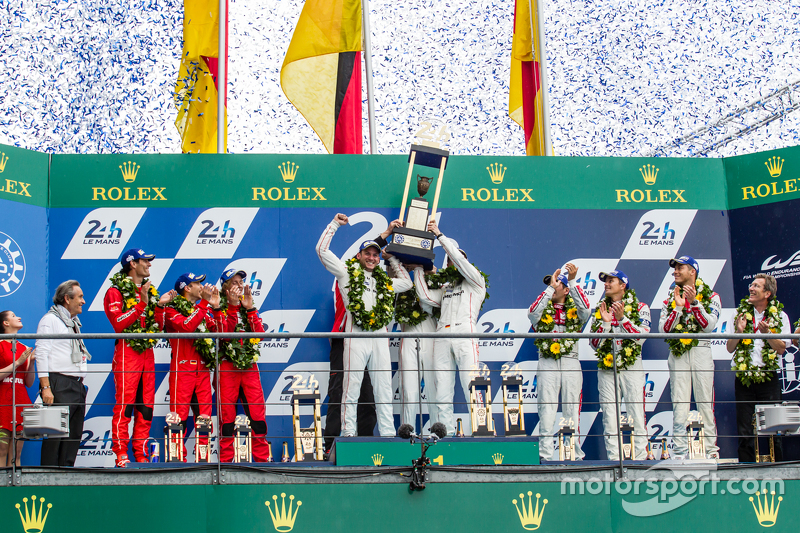 LMP1 podium: Ganadores Porsche Team: Nico Hulkenberg, Nick Tandy, Earl Bamber, segundo lugar, Porsch