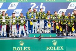 LMP2 podium: ganadores #47 KCMG ORECA 05: Matthew Howson, Richard Bradley, Nicolas Lapierre, segundo