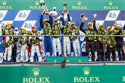 Podium LMP2 : les vainqueurs de classe, #47 KCMG ORECA 05 : Matthew Howson, Richard Bradley, Nicolas Lapierre, les deuxièmes, #38 Jota Sport Gibson 015S : Simon Dolan, Mitch Evans, Oliver Turvey, les troisièmes, #26 G-Drive Racing Ligier JS P2 : Roman Rus