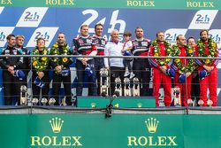 Podium LMGT Am : les vainqueurs de classe, #72 SMP Racing Ferrari 458 GTE : Andrea Bertolini, Viktor Shaitar, Alexey Basov avec le patron de SMP Boris Rotenberg, les deuxièmes, #77 Dempsey Proton Competition Porsche 911 RSR : Patrick Dempsey, Patrick Long