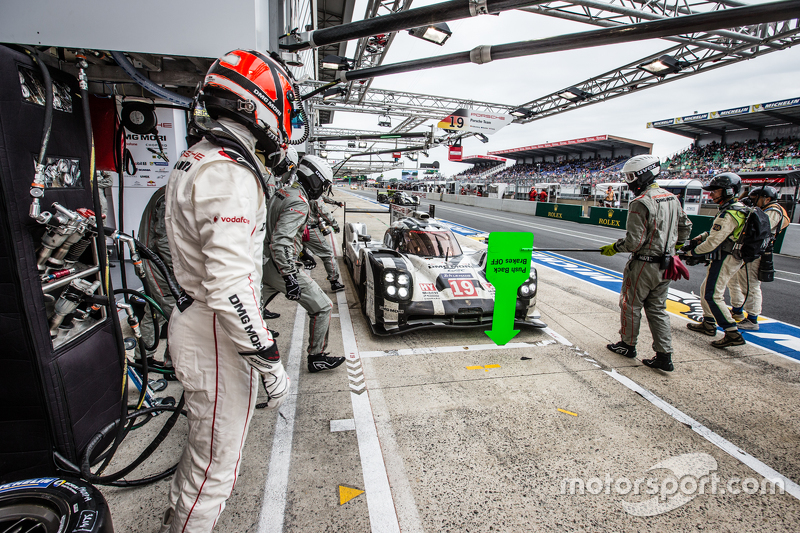 Pitstop voor #19 Porsche Team Porsche 919 Hybrid: Nico Hulkenberg, Nick Tandy, Earl Bamber