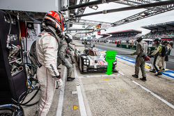 Pit stop #19 Porsche Takımı - Porsche 919 Hibrit: Nico Hulkenberg, Nick Tandy, Earl Bamber