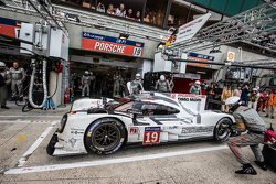 Pitstop voor #19 Porsche Team Porsche 919 Hybrid: Nico Hulkenberg, Nick Tandy, Earl Bamber