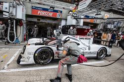 Пит-стоп для машины #19 Porsche Team Porsche 919 Hybrid: Нико Хюлькенберг, Ник Тэнди, Эрл Бамбер