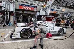 Pit stop for #19 Porsche Team Porsche 919 Hybrid: Nico Hulkenberg, Nick Tandy, Earl Bamber