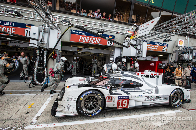 Pit stop untuk #19 Porsche Team Porsche 919 Hybrid: Nico Hulkenberg, Nick Tandy, Earl Bamber