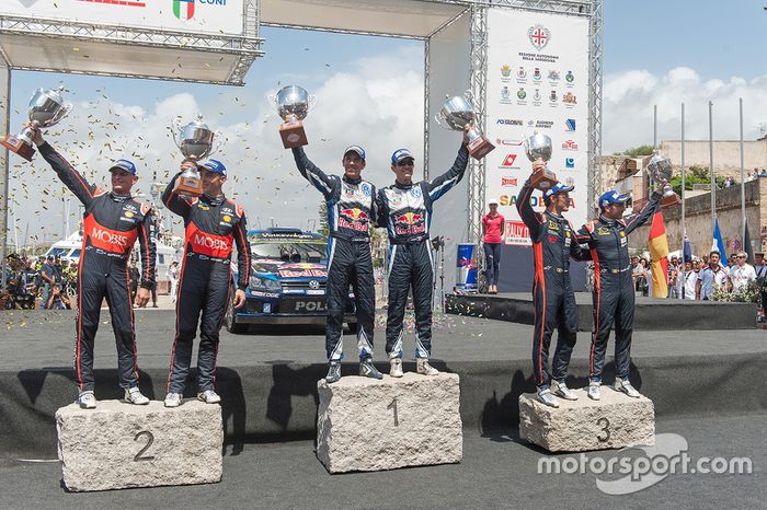 Podium: ganadores, Sébastien Ogier y Julien Ingrassia, Volkswagen Polo WRC, Volkswagen Motorsport, segundo lugar, Hayden Paddon y John Kennard, Hyundai i20 WRC, Hyundai Motorsport, tercer lugar, Thierry Neuville y Nicolas Gilsoul, Hyundai i20 WRC, Hyundai
