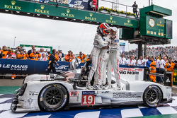Parc fermé: vencedores #19 Porsche Team Porsche 919 Hybrid: Nico Hulkenberg, Nick Tandy, Earl Bamber celebram
