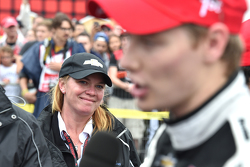 Sarah Fisher kijkt toe wanneer racewinnaar Josef Newgarden, CFH Racing Chevrolet, met de media praat