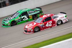 Kyle Larson, Chip Ganassi Racing Chevrolet y Austin Dillon, Richard Childress Racing Chevrolet