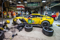 Pit stop per #64 Corvette Racing Corvette C7.R: Jordan Taylor, Oliver Gavin, Tommy Milner